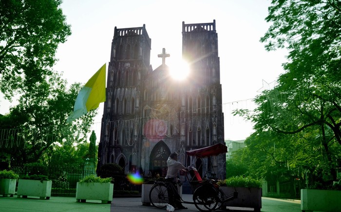 Bình minh đánh thức nhà thờ Lớn