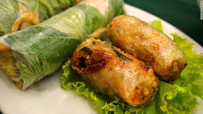 Nem rán và gỏi cuốn: Gỏi cuốn (trái) là món cuốn gồm có nhiều rau xanh, một lát thịt mỏng hoặc hải sản kèm cả rau mùi.