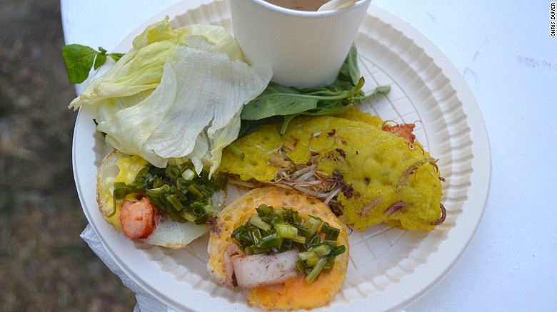 Bánh xèo: Chiếc bánh mỏng giòn được chế biến từ thịt heo, tôm, giá đỗ và ăn kèm các loại rau thơm.
