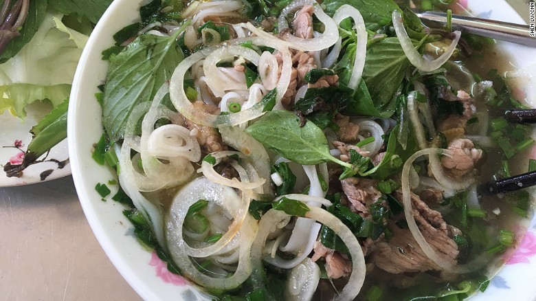 Phở: Gần như đi ở các thành phố lớn tại Việt Nam, du khách không thể bỏ qua trải nghiệm ăn một bát phở.