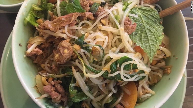 Bún bò Nam Bộ: Trong một bát bún gồm có những miếng thịt bò thái mỏng, đậu phộng rang, giá đỗ, rau thơm, hành hẹ, đi kèm là bát mắm nêm và ớt tươi xắt nhỏ.