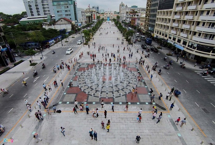 Mọi người vui chơi ở phố đi bộ Nguyễn Huệ