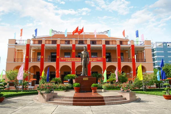 Tượng Bác trước bảo tàng Hồ Chí Minh