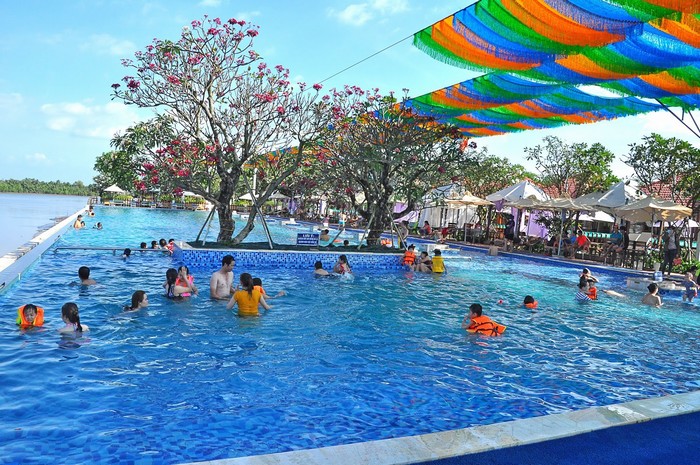 Khu du lịch BCR có hồ bơi rộng lớn, mát lạnh