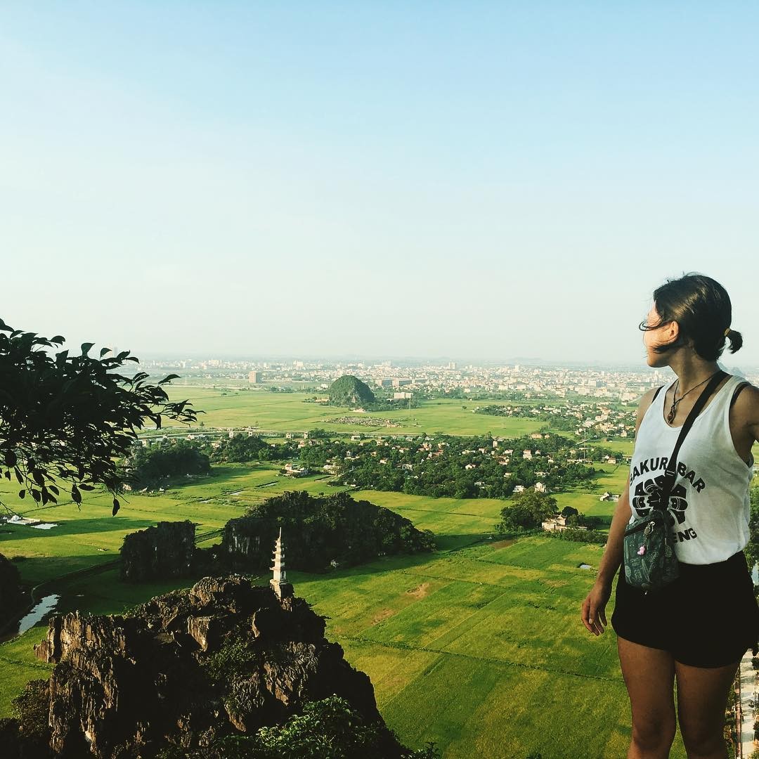 Đằng sau là cả kỳ quan