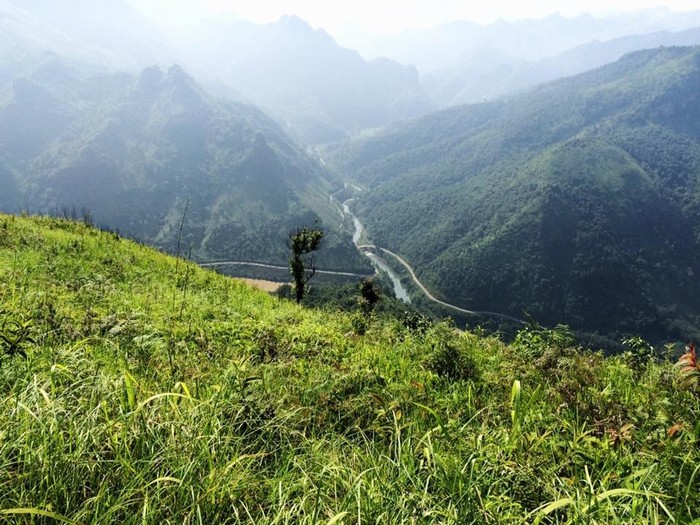 Xa xa có con sông uốn lượn