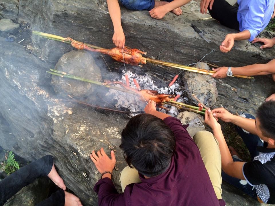 Cùng nhau nhóm lửa nướng gà