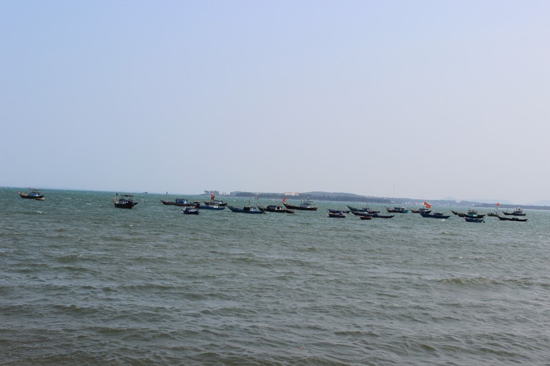 Theo thuyền ngư dân Tam Hải ra khơi xa đánh bắt 