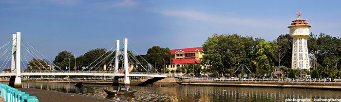 Tháp nưá»c hình ngá»n Äèn biá»u tượng TP Phan Thiết