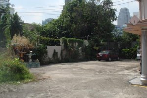 29885 - Sukhumwit 33 road Land with house for rent area 612 Sqm