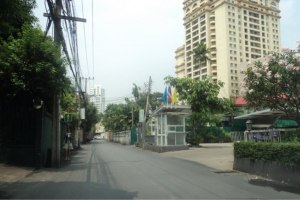 33209 - Sukhumvit 39 Road Land for sale area 2460 Sqm suitable for building a house apartment low rise condo