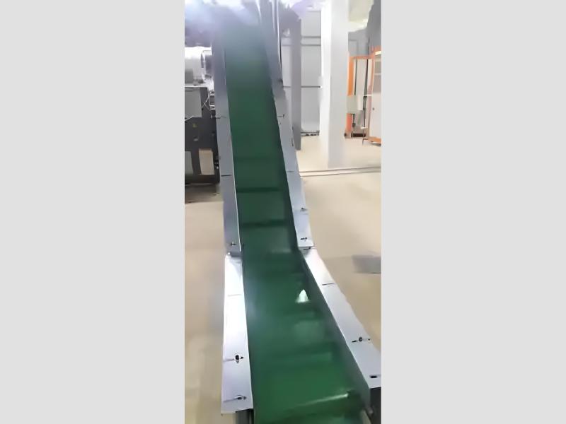 Inclined Cleat Belt Conveyor 200 Kg Capacity for Packaging Use