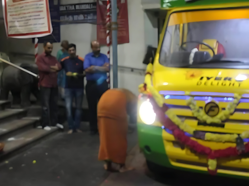 Commercial Mobile Food Truck with Custom Branding for Street Catering