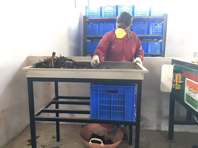 Organic Waste Segregation Tray Table For Manual Pre-Sorting And Composting Use