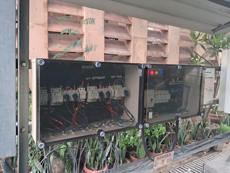 Outdoor Electrical Control Panel Box With MCB Distribution And Indicator Lights For Industrial Power Management