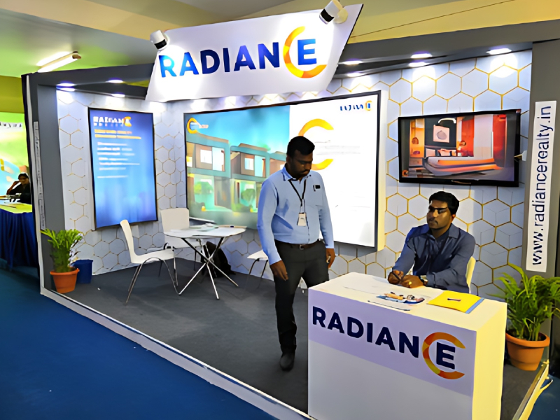 Open Concept Trade Show Booth With Backlit Display Panels For Exhibitions