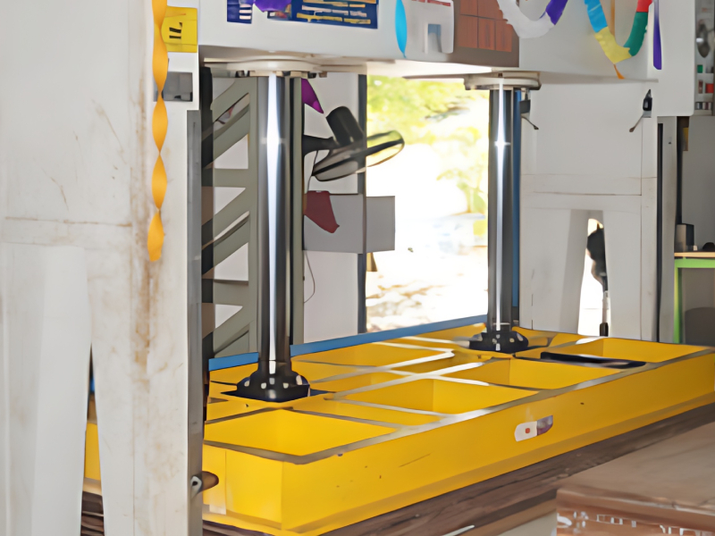 Hydraulic cold press machine for modular furniture panels