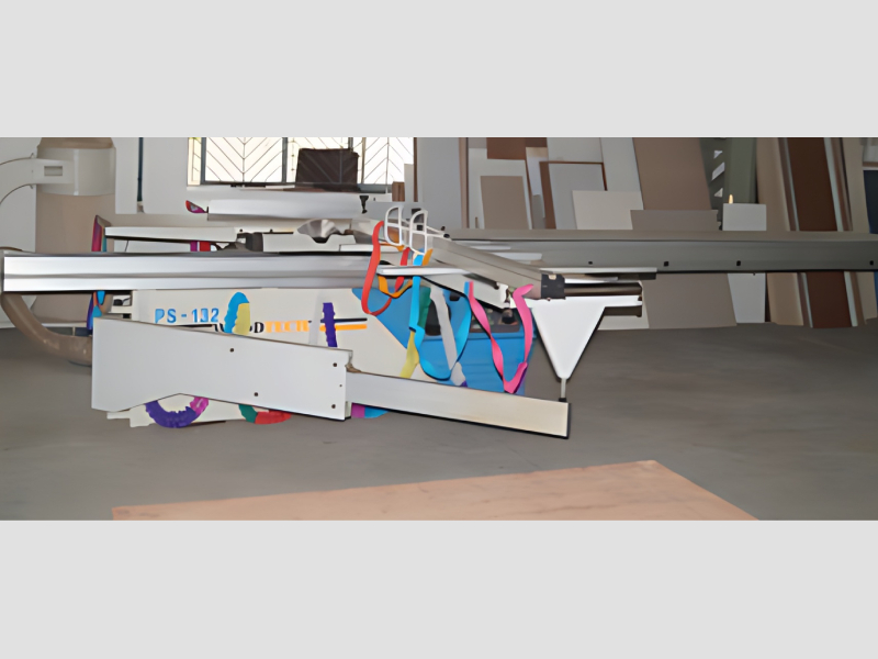 Sliding panel saw machine for wood and laminated boards