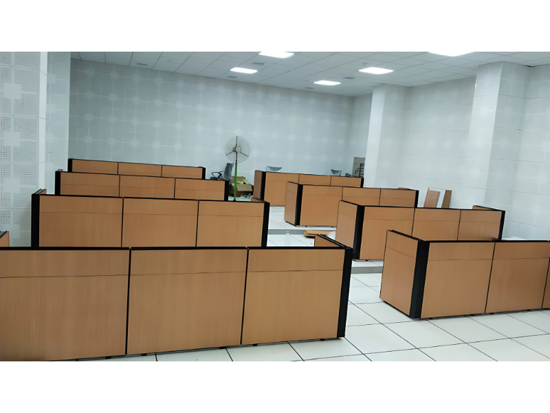 Call Center Cubicle Workstation Grid Layout with Wooden Panels for BPO Setup