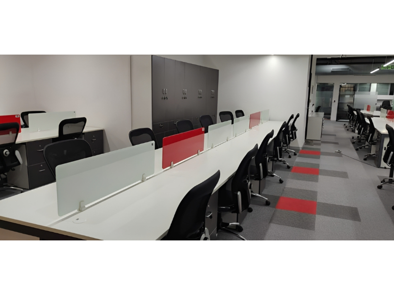 Linear Office Workstation With Frosted Glass Divider Panels And Ergonomic Seating