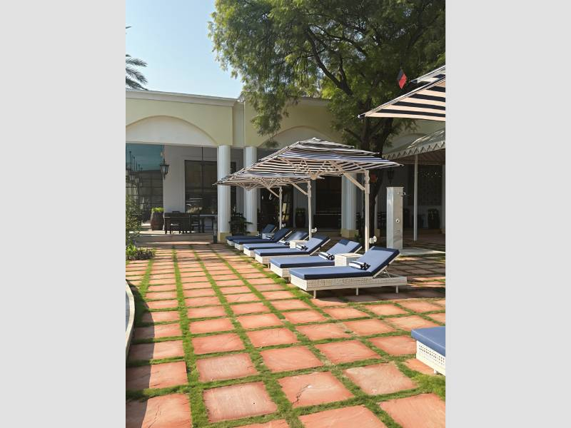 Outdoor Dining Garden Shade Umbrella For Comfortable Seating Spaces