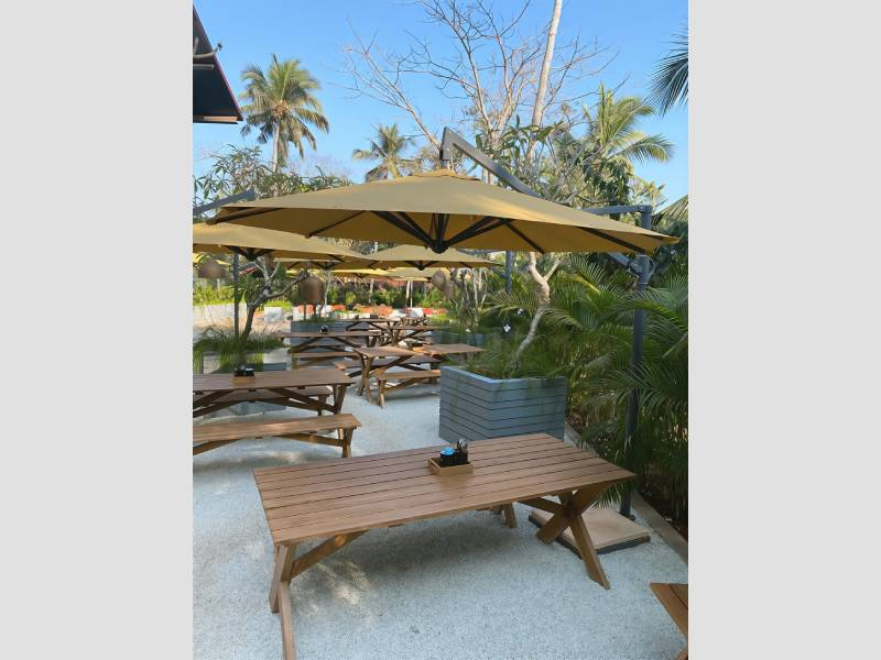 Resort Walkway Outdoor Shade Umbrella For Continuous Pathway Protection