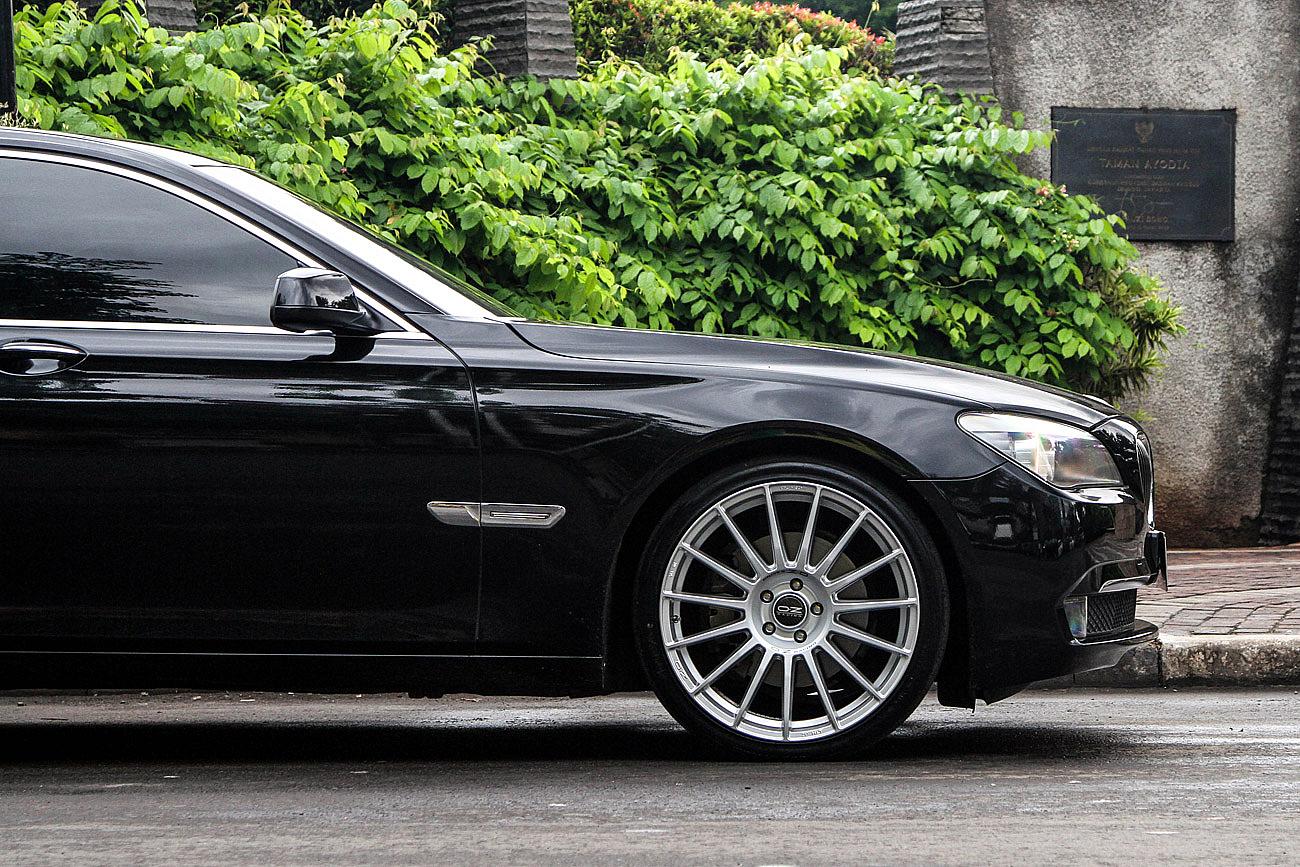 BMW 730Li F01 with OZ Racing Superturismo Dakar 21"