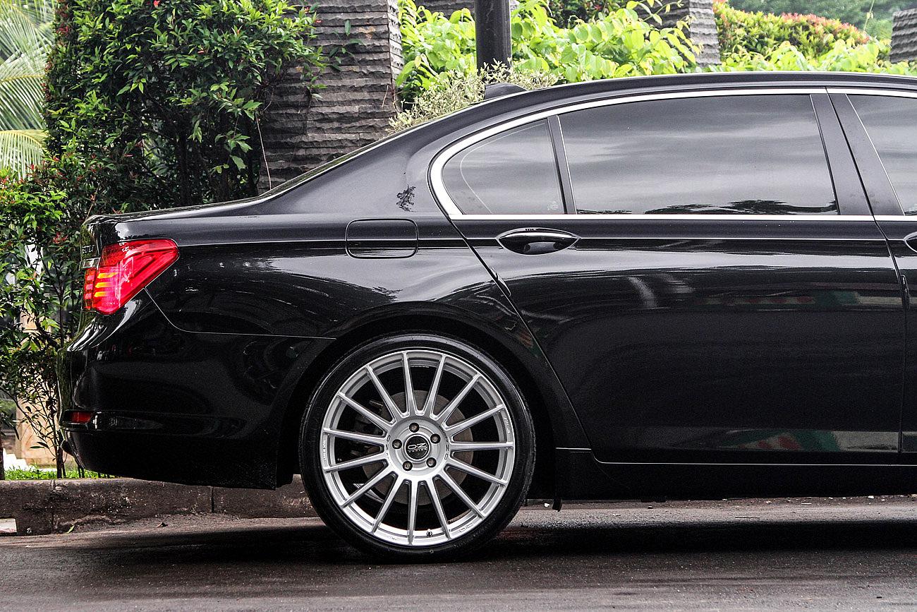 BMW 730Li F01 with OZ Racing Superturismo Dakar 21"