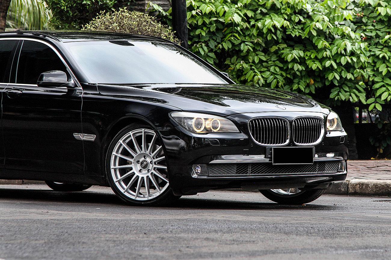 BMW 730Li F01 with OZ Racing Superturismo Dakar 21"