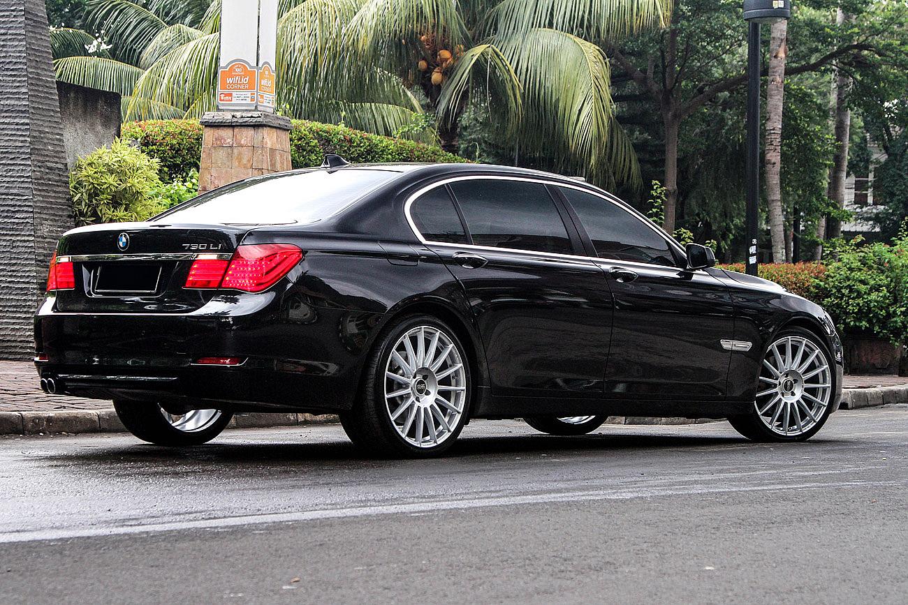 BMW 730Li F01 with OZ Racing Superturismo Dakar 21"