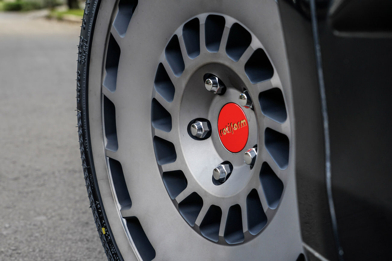 <p><a href="https://www.permaisuri.com/accessories/11365/rotiform/red-gold-center-caps"><strong>- Rotiform&nbsp;Red Gold Center Caps</strong></a></p>
