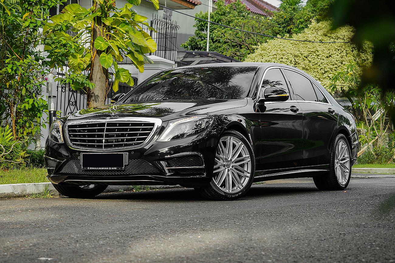 Mercedes Benz S-Class W222 with Vossen VFS4 20