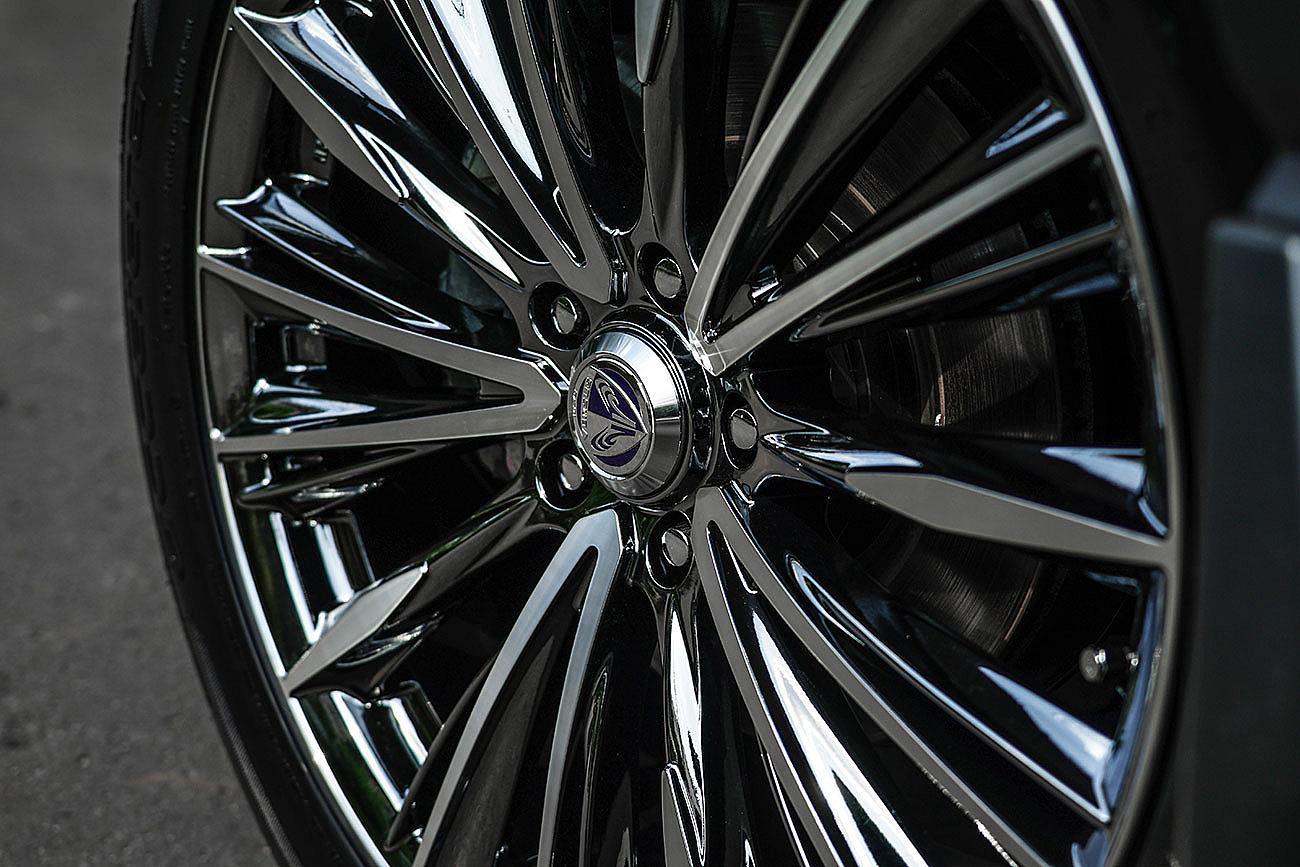 RAYS VERSUS VOUGE (レイズ ベルサス） 20x8.5J +38 PCD114.3 5穴