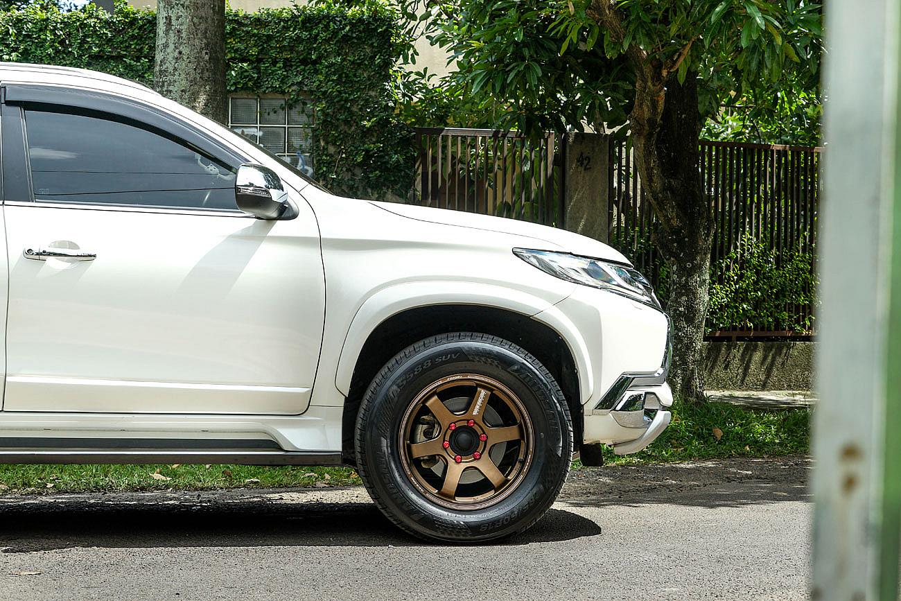 Rays Volk Racing TE37SB on Pajero Sport 