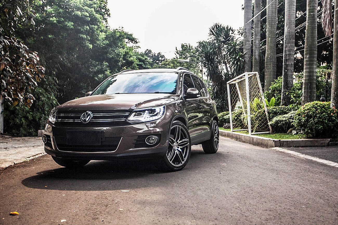 Volkswagen Tiguan with Rays Volk Racing Triniti-V