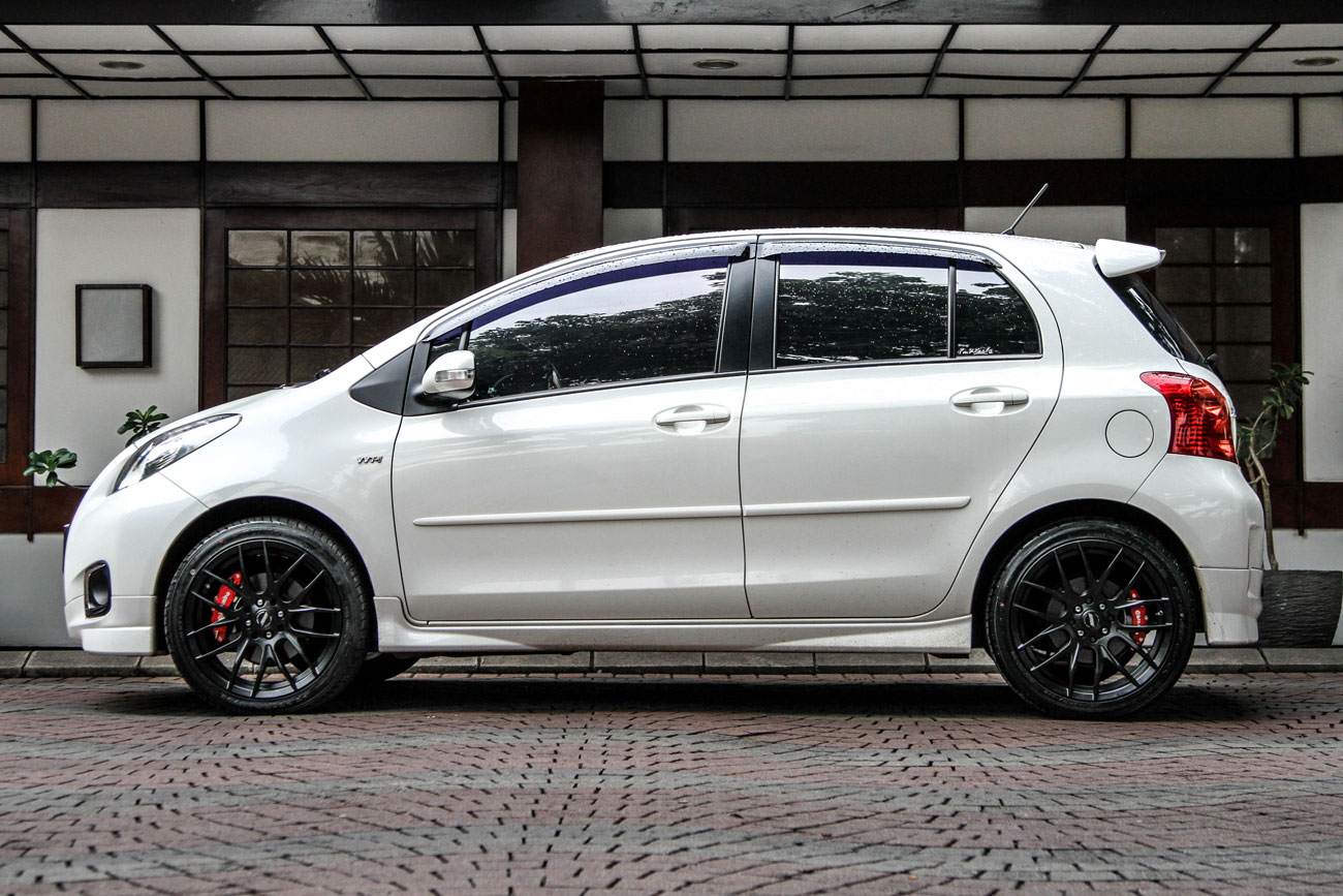 Yaris with SSW E107