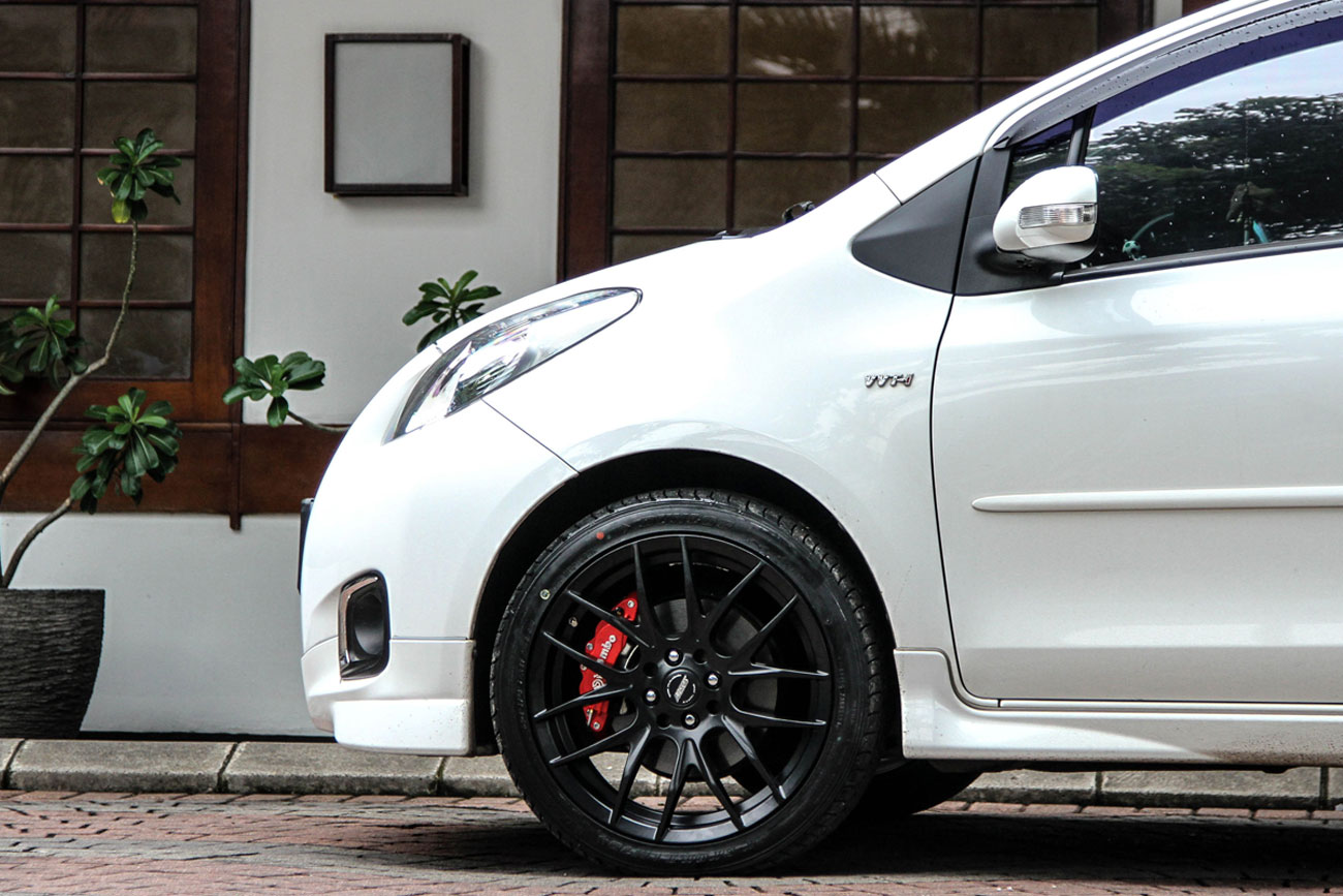 Yaris with SSW E107
