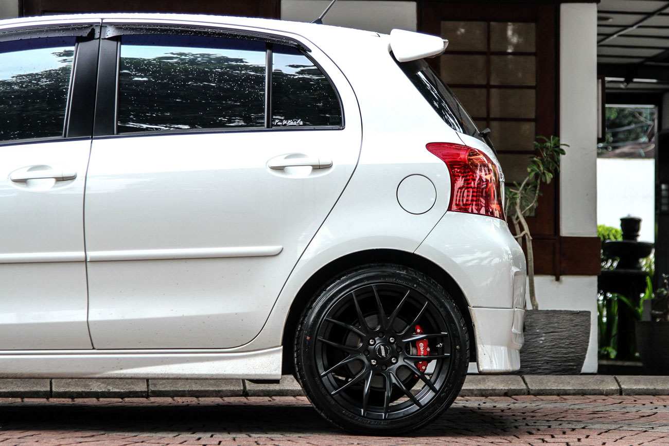 Yaris with SSW E107