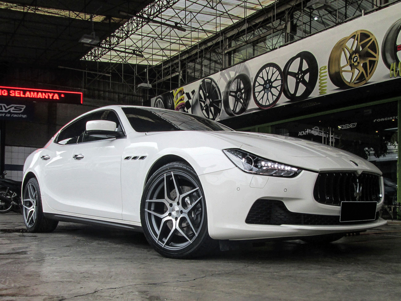 Maserati Ghibli with DRacing Dominator 180