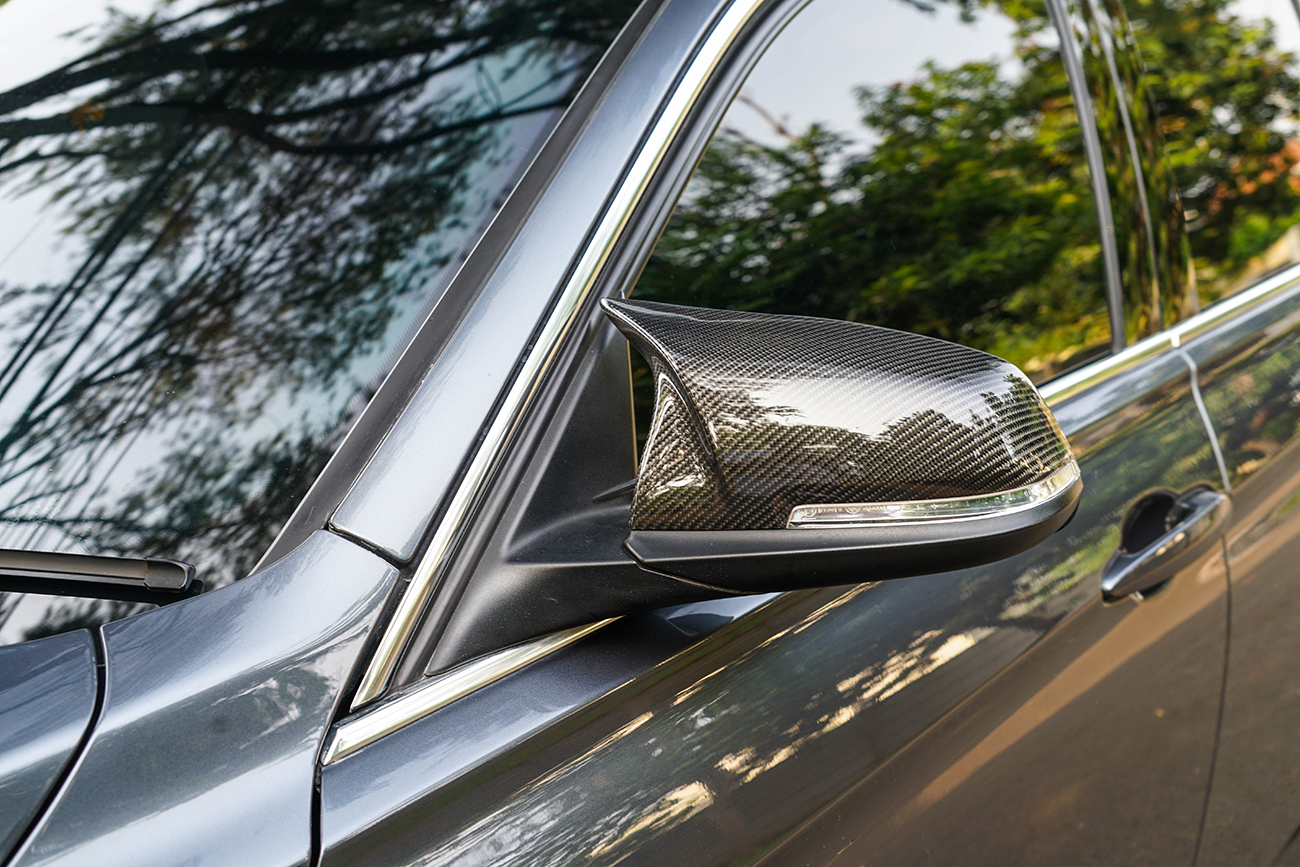 <p>- Mirror Cover Carbon</p>
