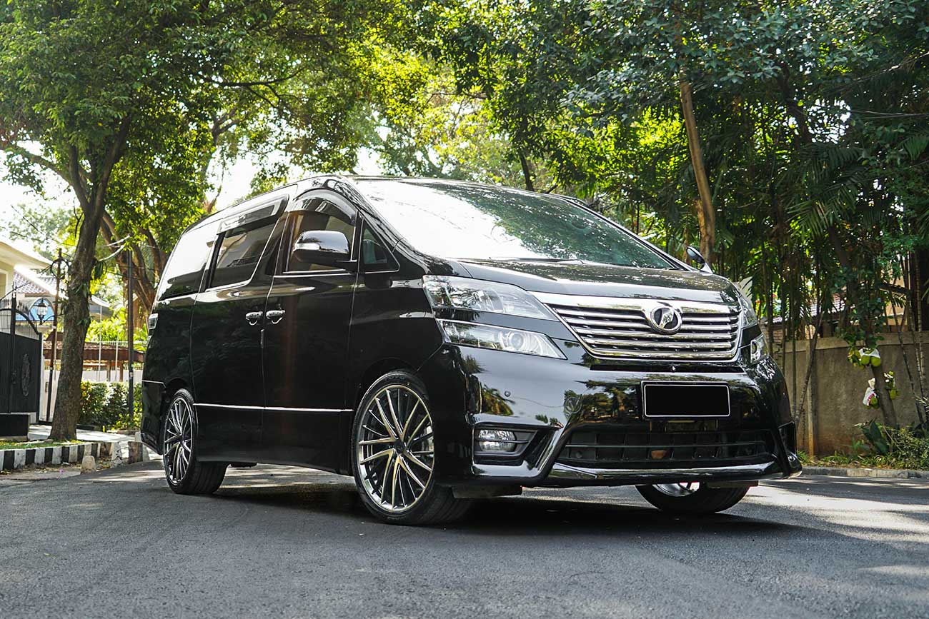 KMC Newton with Toyota Vellfire