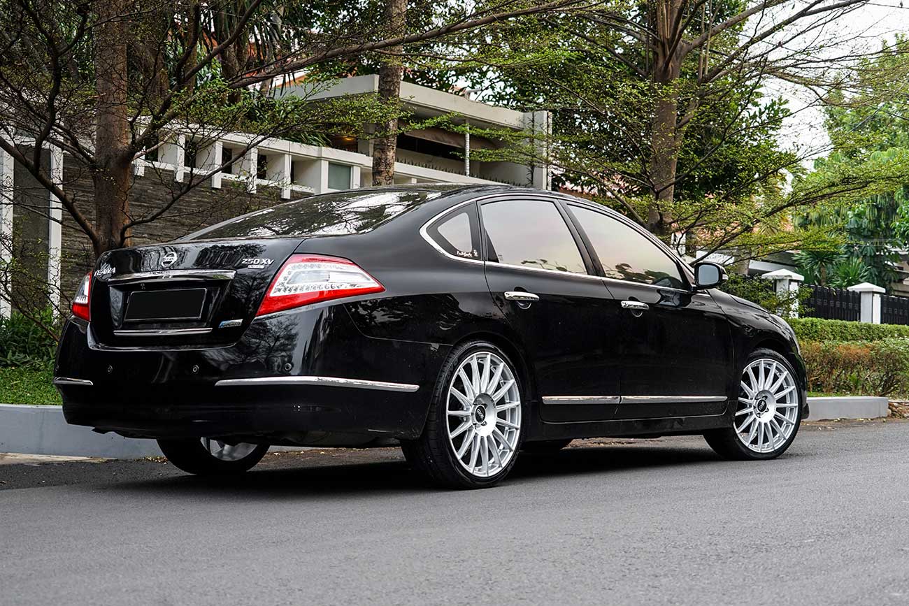 OZ Racing Superturismo Dakar with Nissan Teana