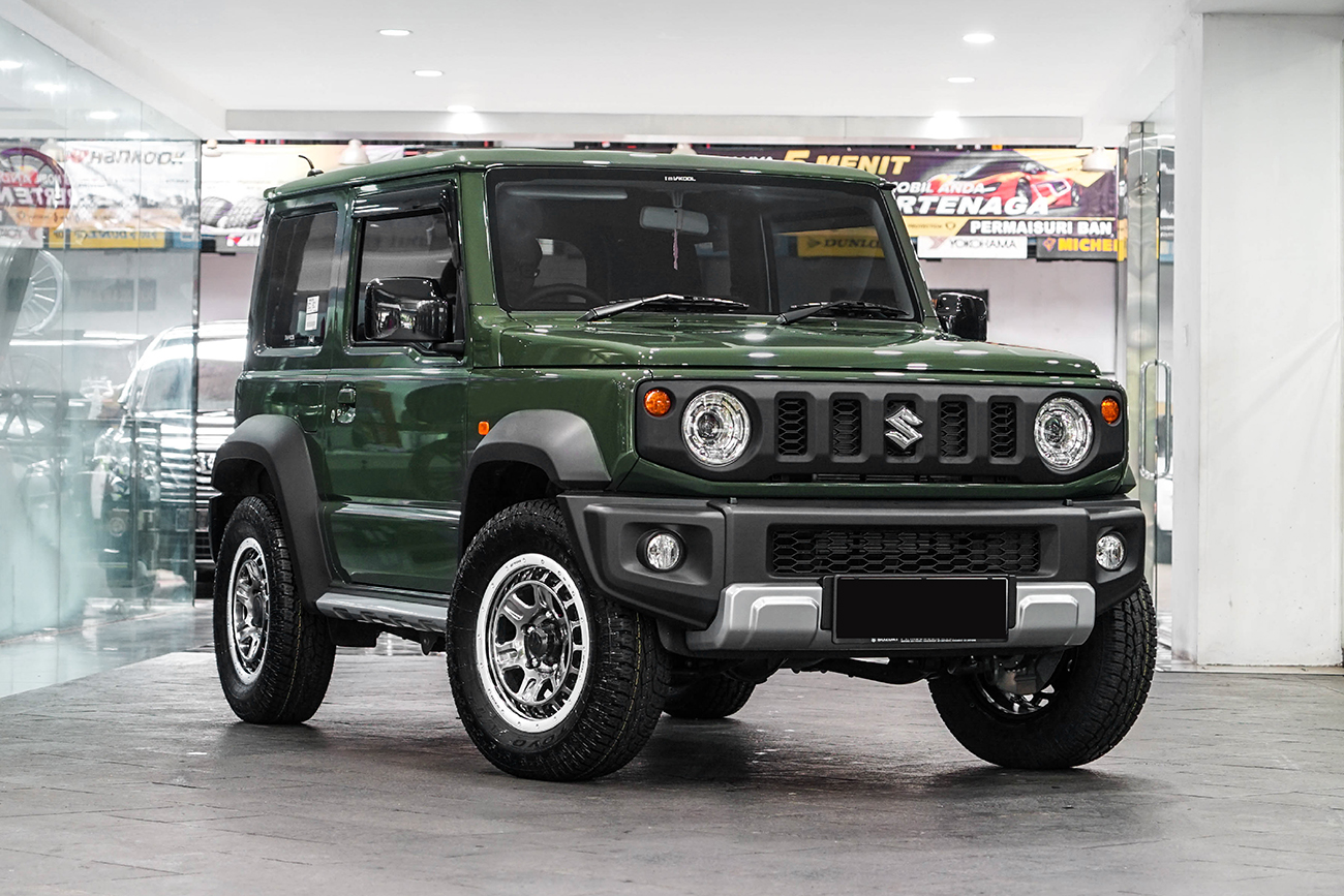 Work Crag T-Grabic II with Suzuki Jimny