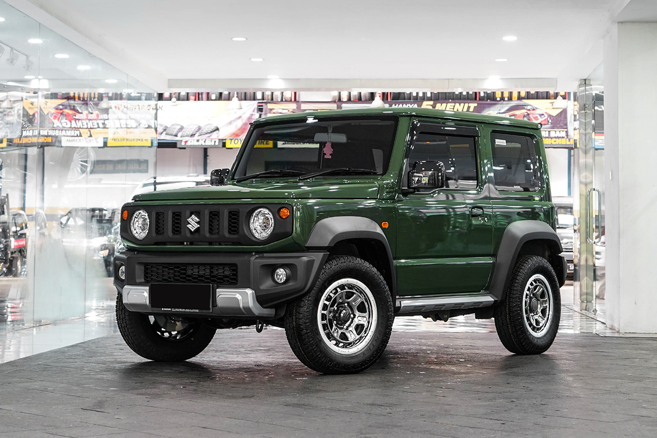 Work Crag T-Grabic II with Suzuki Jimny