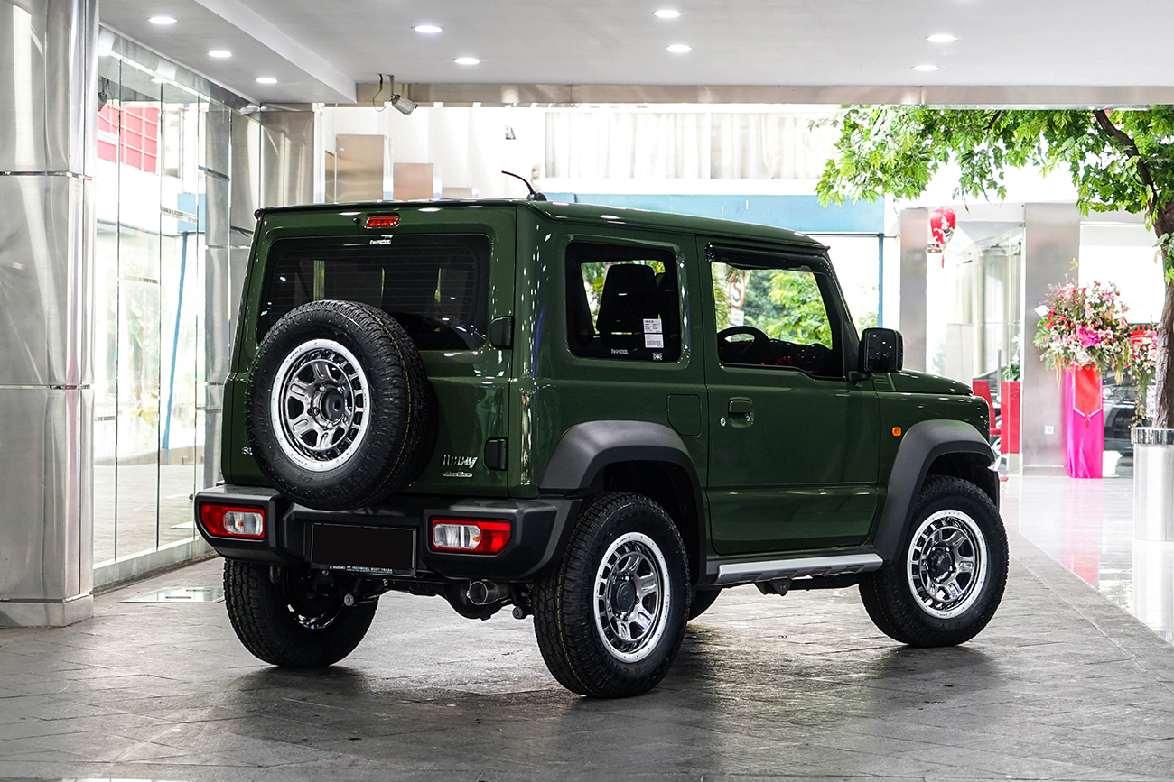 Work Crag T-Grabic II with Suzuki Jimny