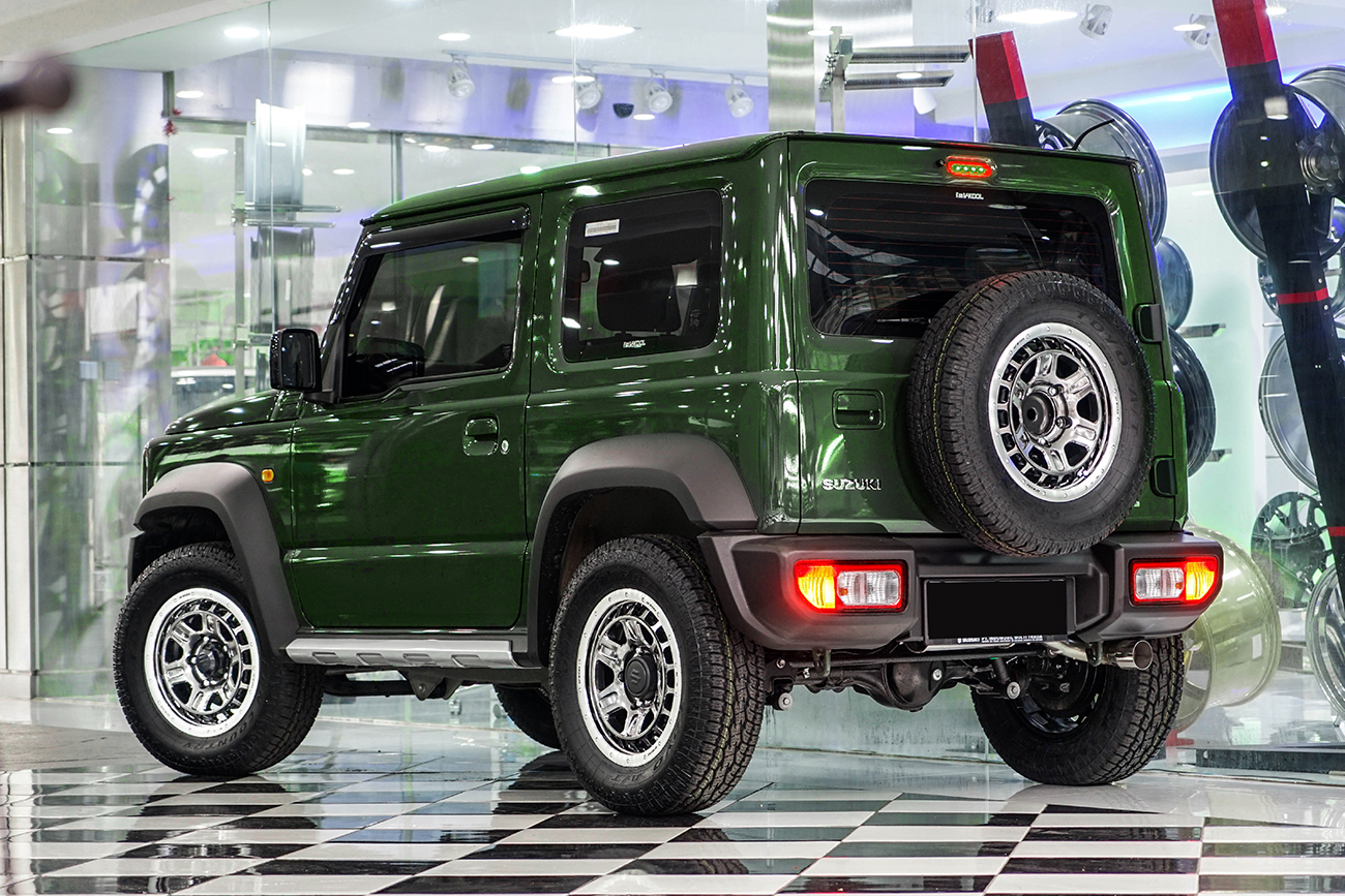 Work Crag T-Grabic II with Suzuki Jimny