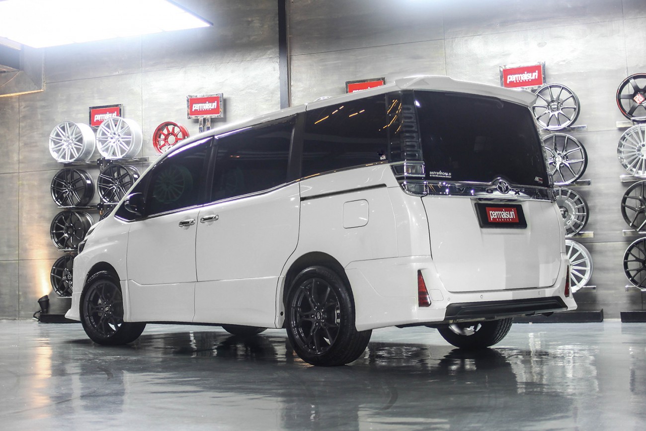 Permaisuri Enkei Vulcan with Toyota Voxy