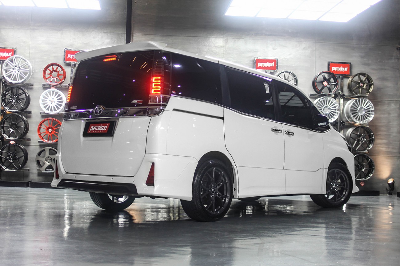Permaisuri Enkei Vulcan with Toyota Voxy