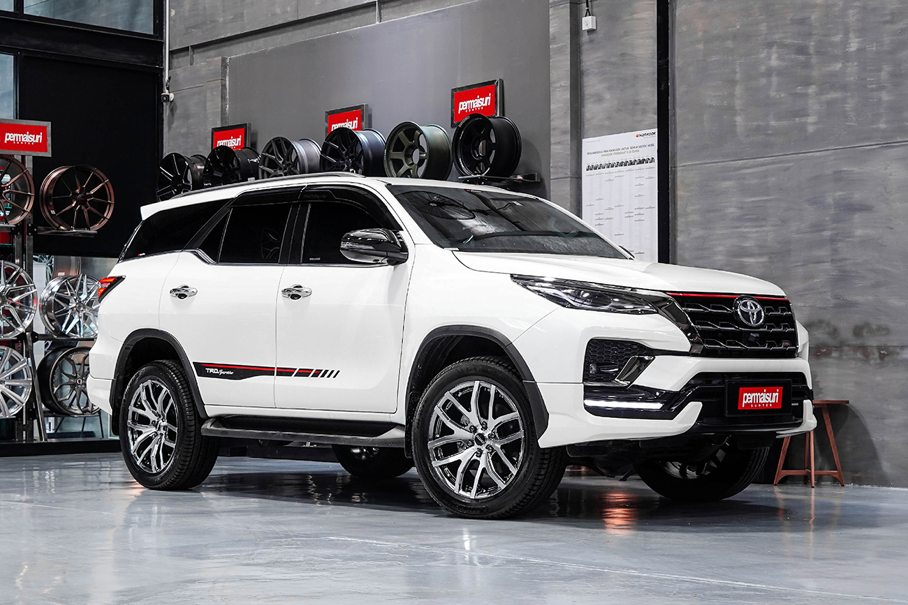 Rays Daytona F6Gain on Toyota All New Fortuner
