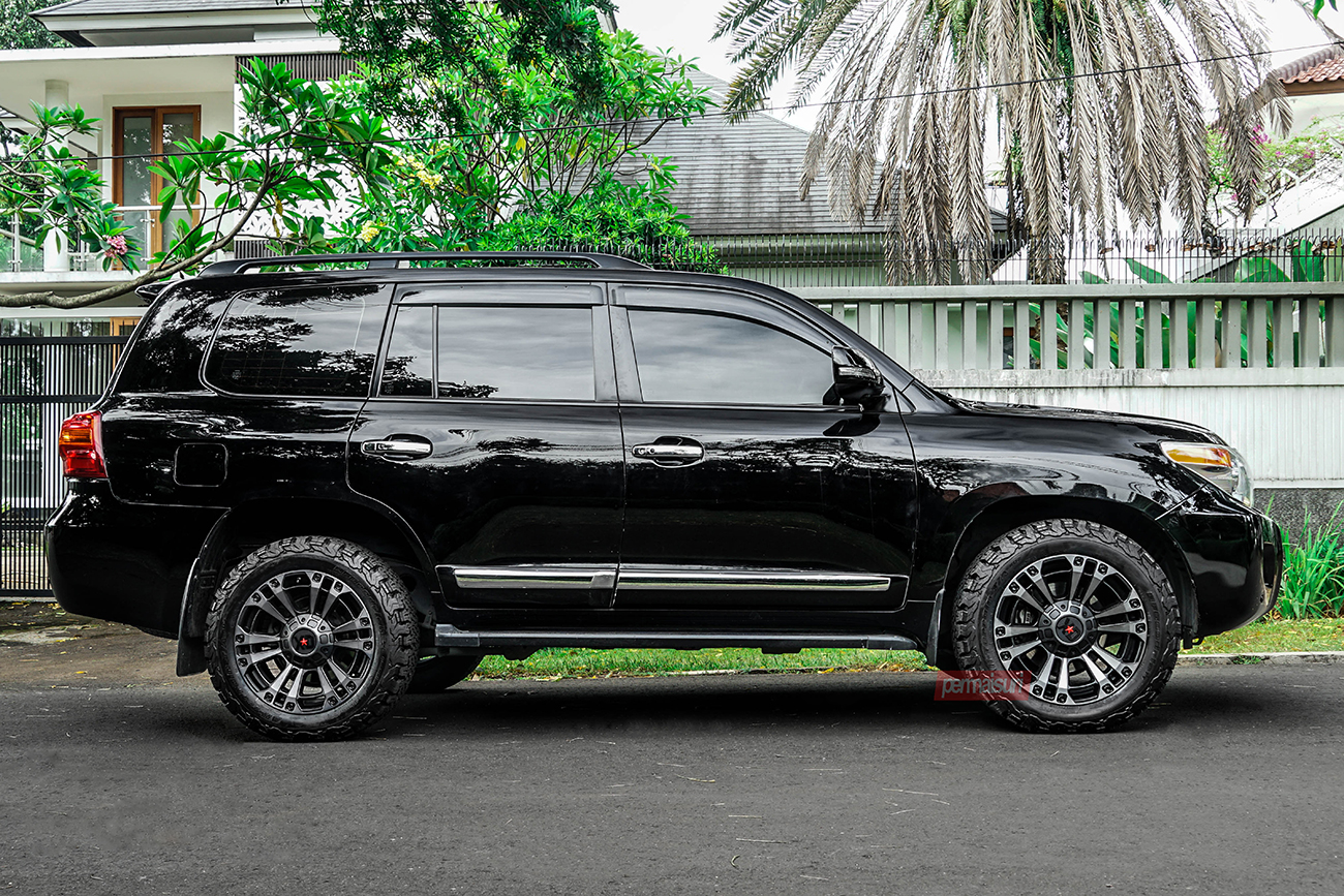 Toyota land cruiser j200